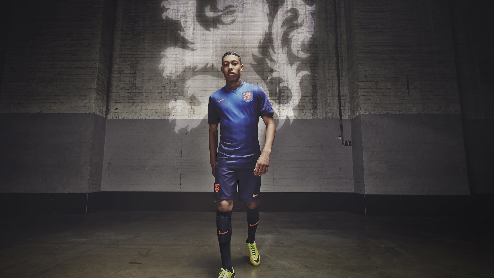 中甲保级也是“隔空对决”,深圳青年人小分领先——一场足球的青春较量