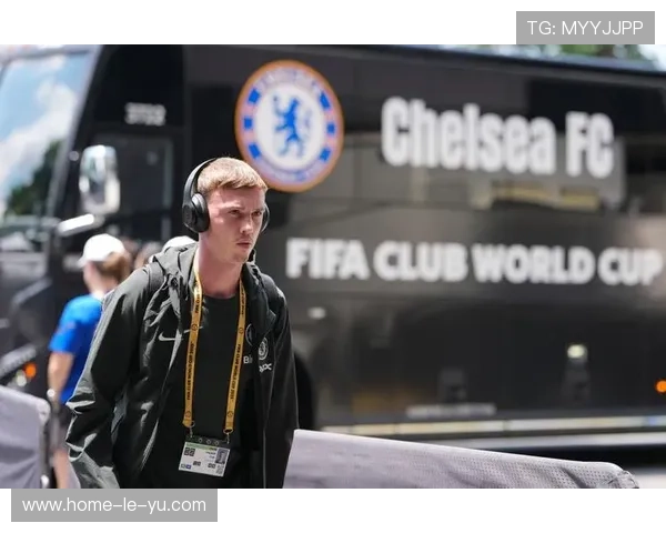 切尔西边路快速渗透制造混乱，帕尔默打门稍高