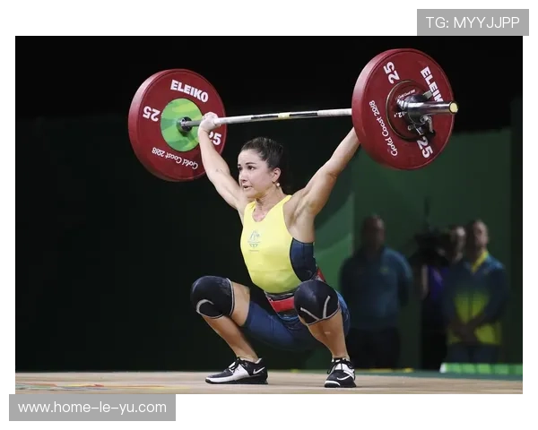国际举重女子队举办公开训练课吸引粉丝，举重女子比赛